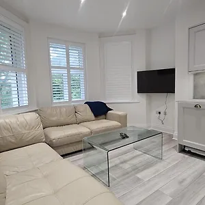 A Lovely 2 Bedroom Flat Ideal For Occasions Apartment